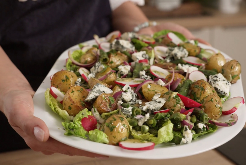 Recepty / Teplý šalát so zelenými fazuľkami a syrom - video Recepty / Teplý šalát so zelenými fazuľkami a syrom - video