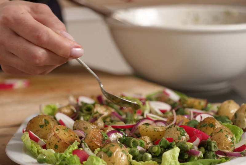 Recepty / Teplý šalát so zelenými fazuľkami a syrom - video Recepty / Teplý šalát so zelenými fazuľkami a syrom - video