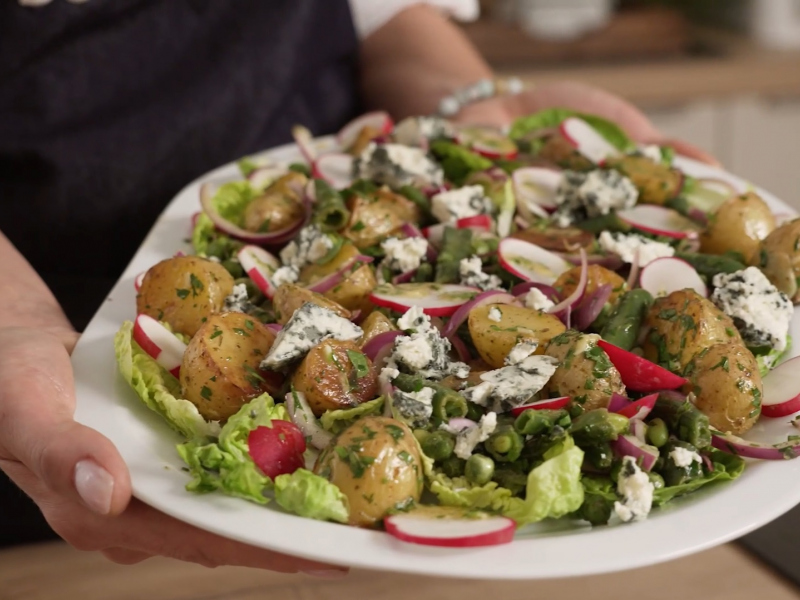 Teplý šalát so zelenými fazuľkami a syrom